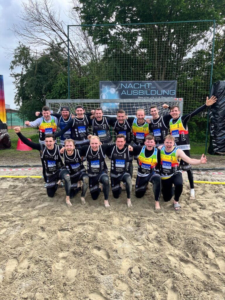 Die Beachhandballer der Panthers auf einem Siegerbild bei den Beachdays in Altenheim.